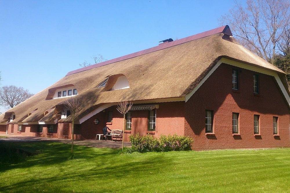 Reetdach Ferienwohnung De Leev -  Landhaus Lübbertsfehn mitten in Ostfriesland