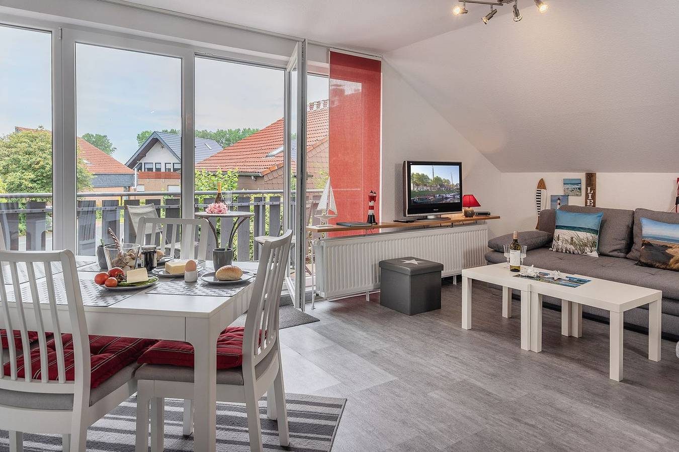 Helle Obergeschoss- Ferienwohnung mit Südbalkon für 2 Erwachsene