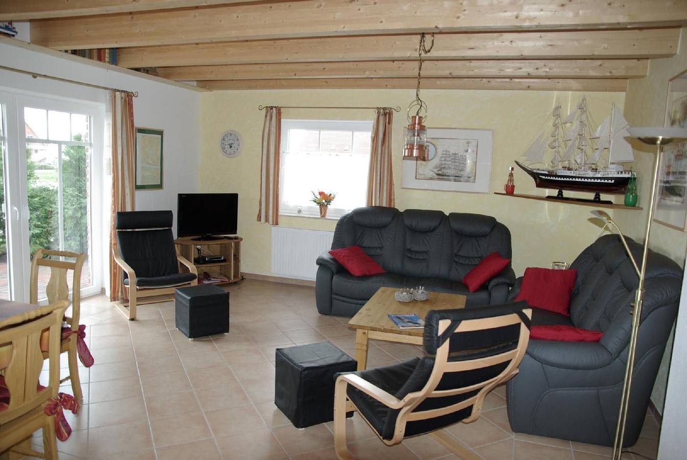 Wellness Ferienhaus mit Sauna und Kaminofen sowie Carport und Terrasse — Bild 3