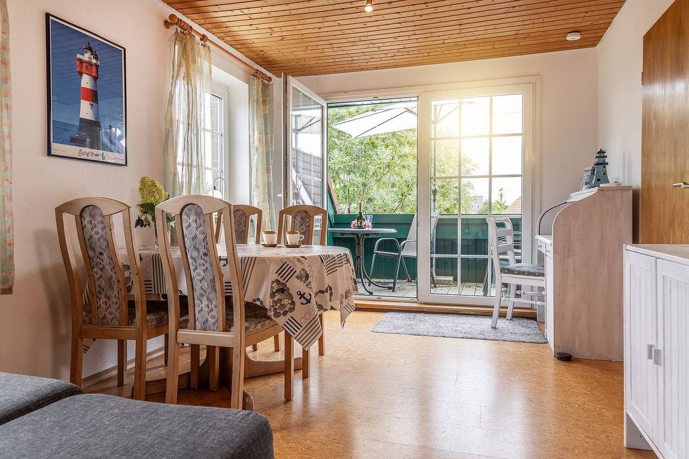 Entzückend und komfortabel zugleich: Die lichtdurchflutete Wohnung, direkt hinterm Deich, eignet sich bei einer Größe von ca. 55 qm für 4 bis 5 Personen.