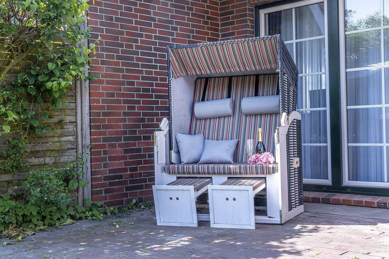 Behaglich und urgemütlich: Die  Ferienwohnung liegt in unmittelbarer Nähe des Kurzentrums "Cliner Quelle". Gönnen Sie sich hier eine Ausszeit und tanken Kraft und Energie in der attraktiven Badelandschaft, im unvergesslichem Wellness-und Beautybereic