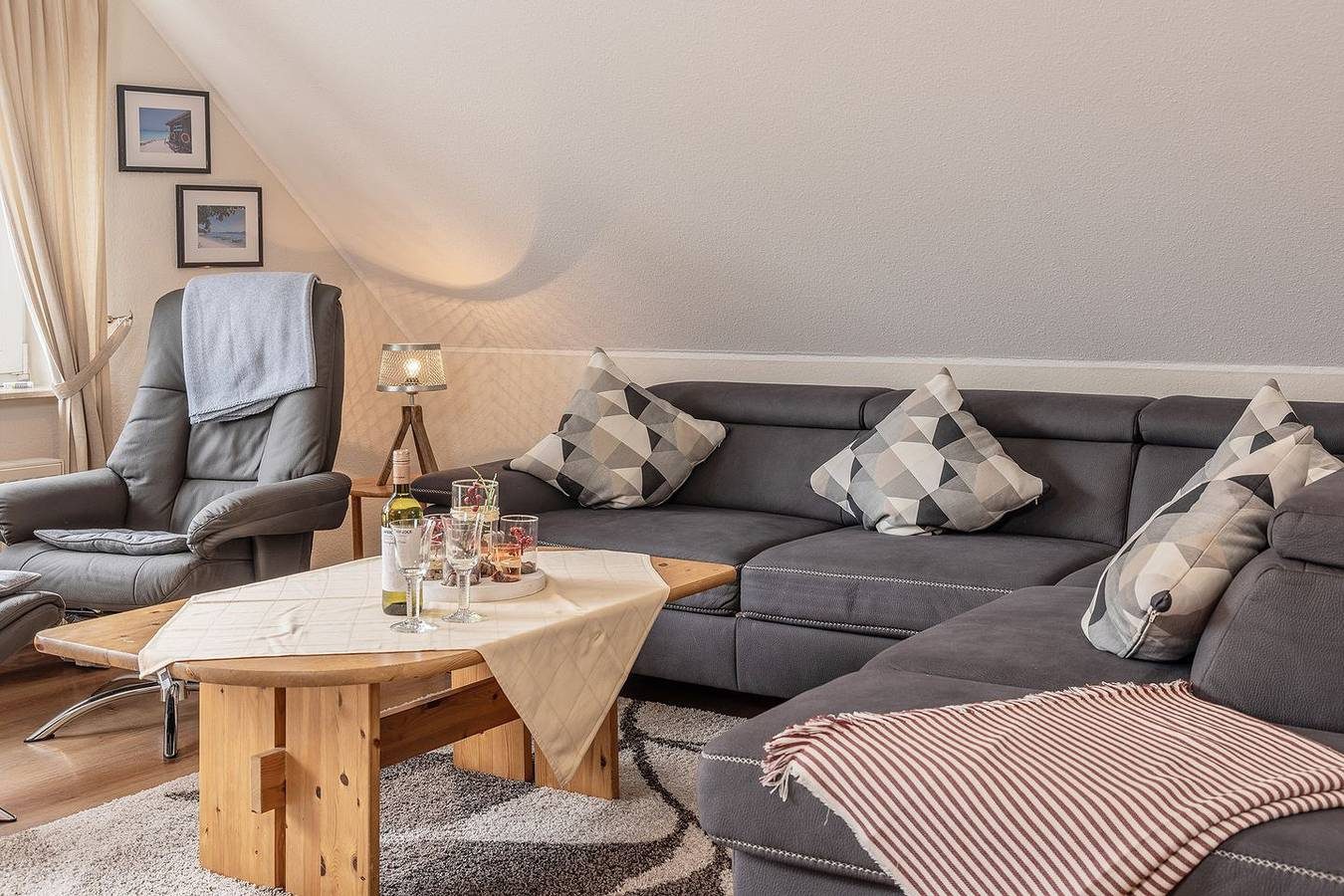 Sensationell in jeglicher Hinsicht: Die Obergeschosswohnung bietet für 2 bis 3 Personen ein gemütliches Ambiente und gleichzeitig bei guter Sicht einen tollen Blick bis zu den Inseln Wangerooge und Spiekeroog. Außerdem liegt das Feriendomizil direkt  — Bild 3
