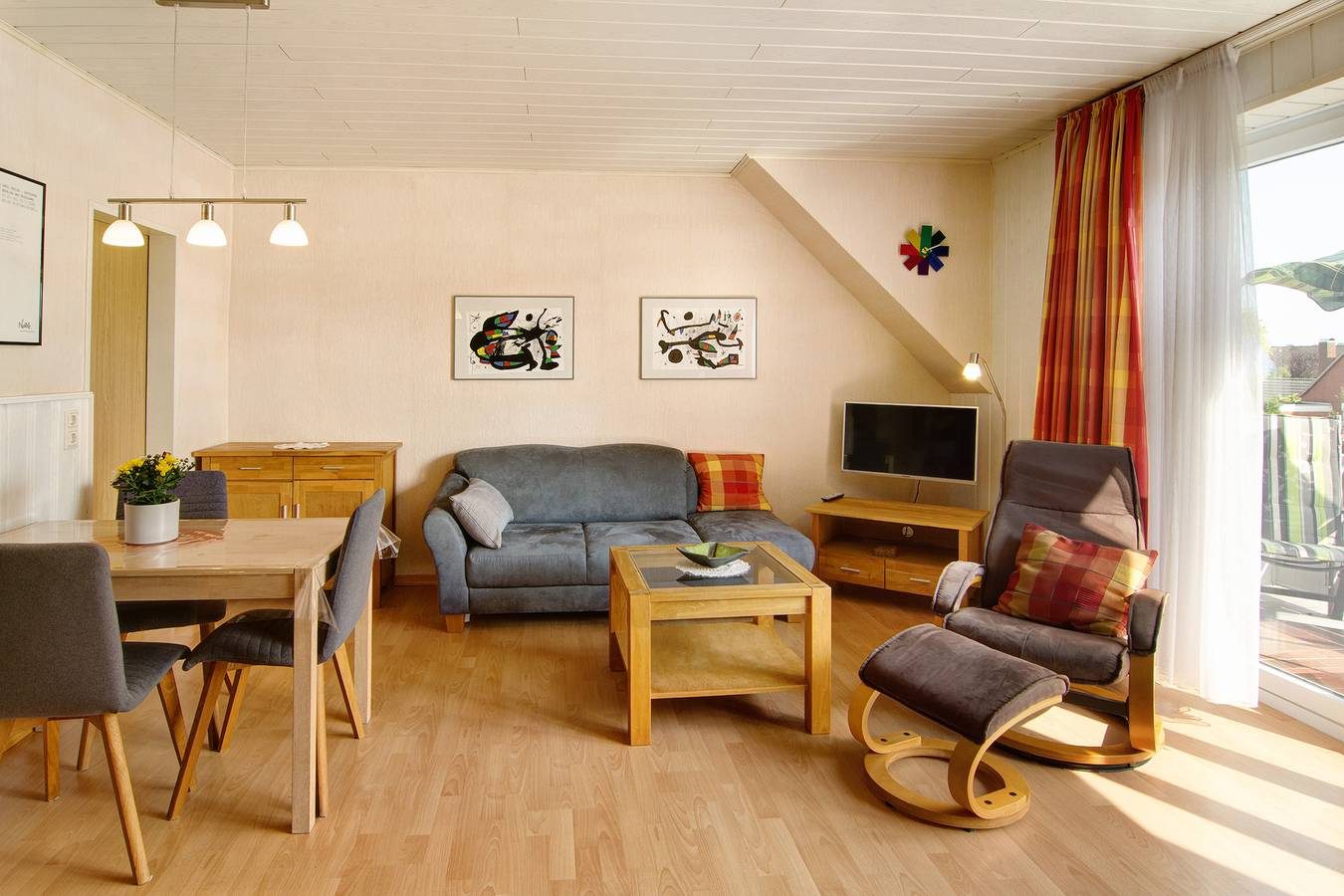 Einzimmerapartment 'Ferienwohnung Goldblume Hooksiel' mit Gemeinschaftsgarten, Balkon und Wlan — Bild 4