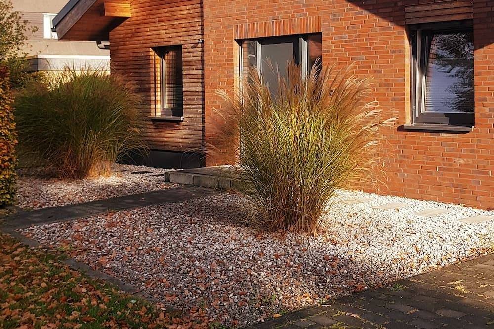 Modernes Haus mit großem Garten. Die Natur direkt vor der Tür.