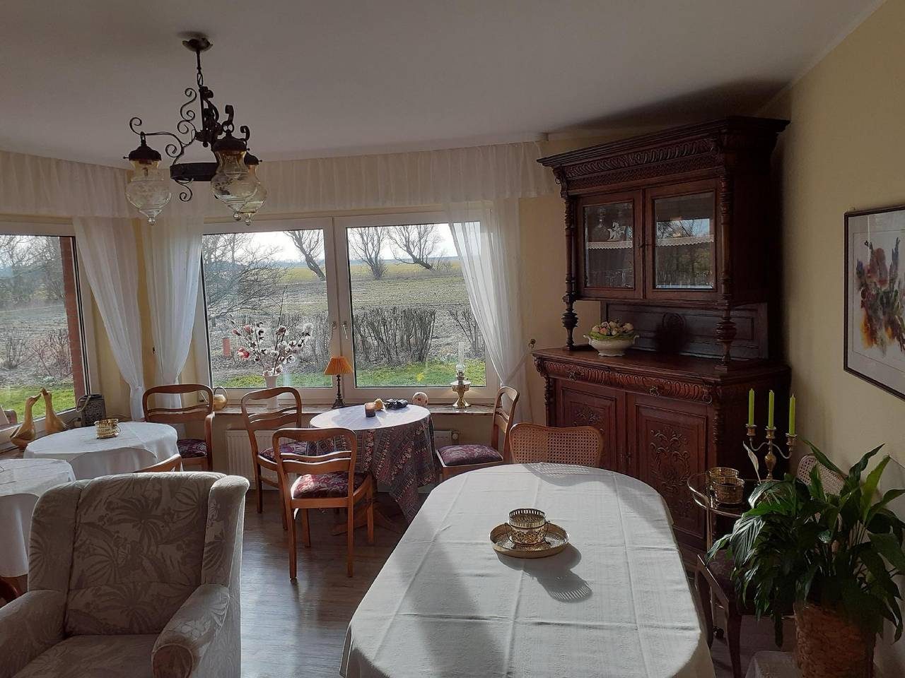 Doppelzimmer mit Frühstück , auch als Einzelzimmer, im Obergeschoß — Bild 4