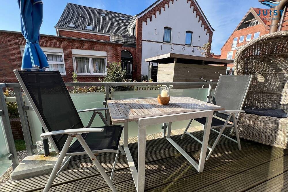 Hundefreundliche modern ausgestattete Ferienwohnung mit Westbalkon in Wattnähe. — Bild 2