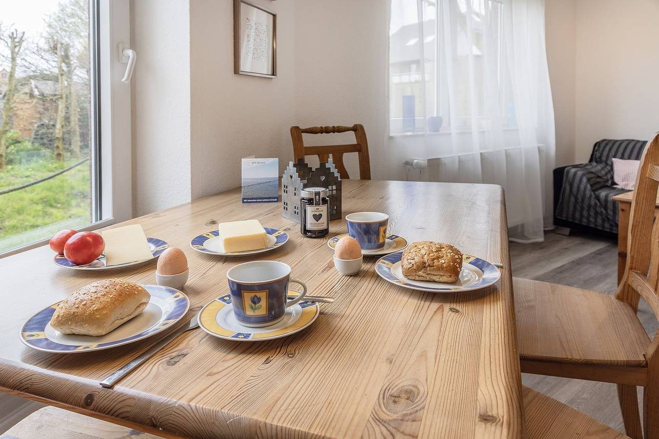 Hell und häuslich: Die Maisonette-Ferienwohnung mit ihren ca. 55 qm ist klar und akkurat ausgestattet. Vor dem Haus gibt es einen kleinen Freisitz, wo man den Abend ausklingen lassen kann.

Im Dezember 2019 wurde die Ferienwohnung komplett renoviert  — Bild 2