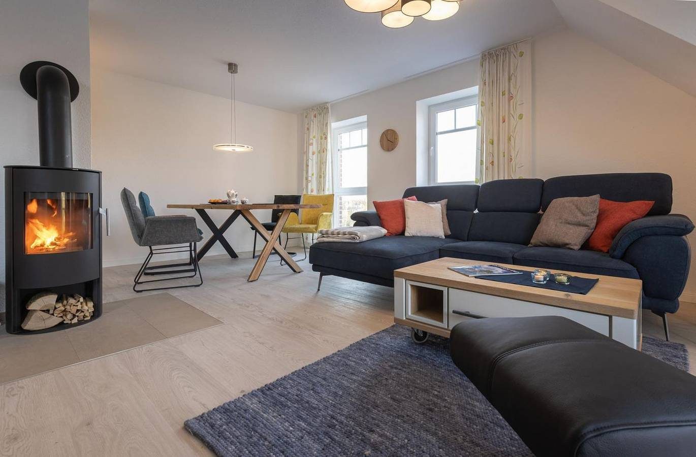 80qm Ferienwohnung direkt am Wasser mit Kamin und Balkon für 4 Personen