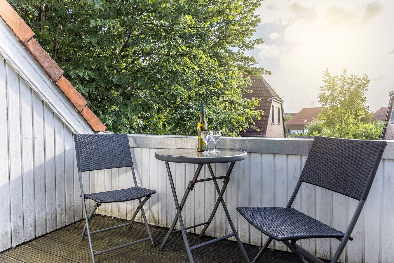 Ruhig und lichtdurchflutet : Dies ca.120 qm große, einladende Ferienhaus, bestehend aus 2 in sich abgeschlossenen Wohnungen, bietet alles für einen erholsamen Urlaub. Ideal geeignet für den gemeinsamen Urlaub von 2 Familien oder Generationen. Auf der — Bild 2