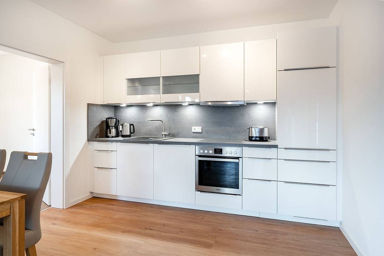 Moderne Erdgeschosswohnung am Hafen: Lichtdurchflutetes Wohnen mit Komfort — Bild 2