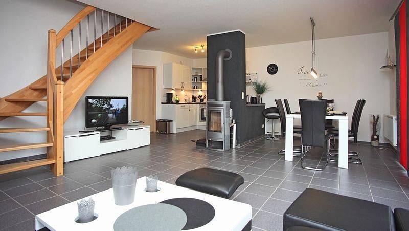 Ferienhaus (100qm) für 6 Personen mit Kamin und Garten in zentraler Lage — Bild 4