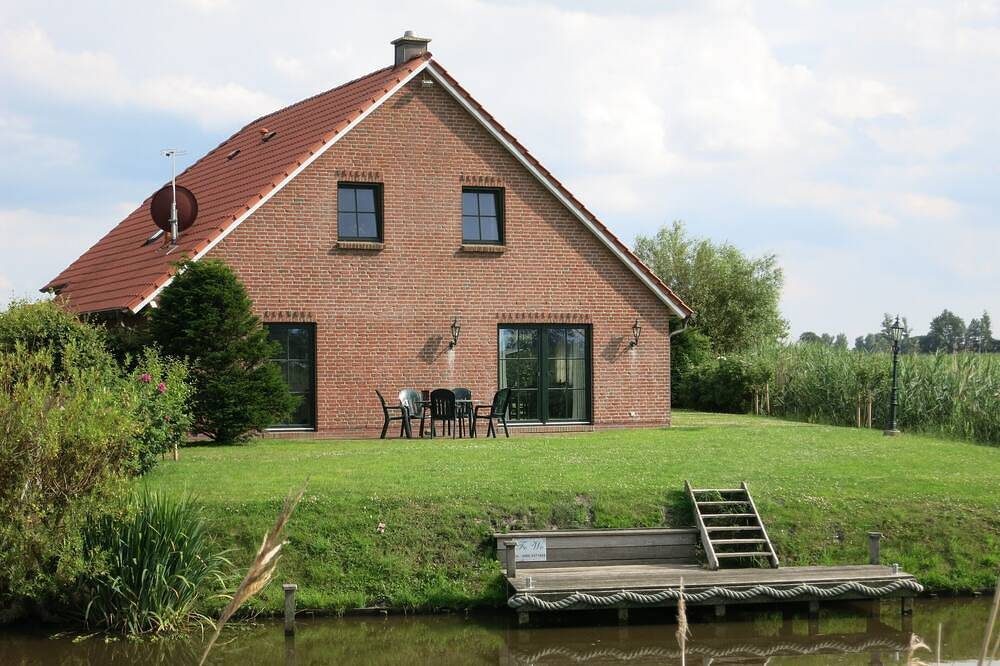 Exclusive Ferienwohnung im Og. direkt am Kanal mit eigenem Steg