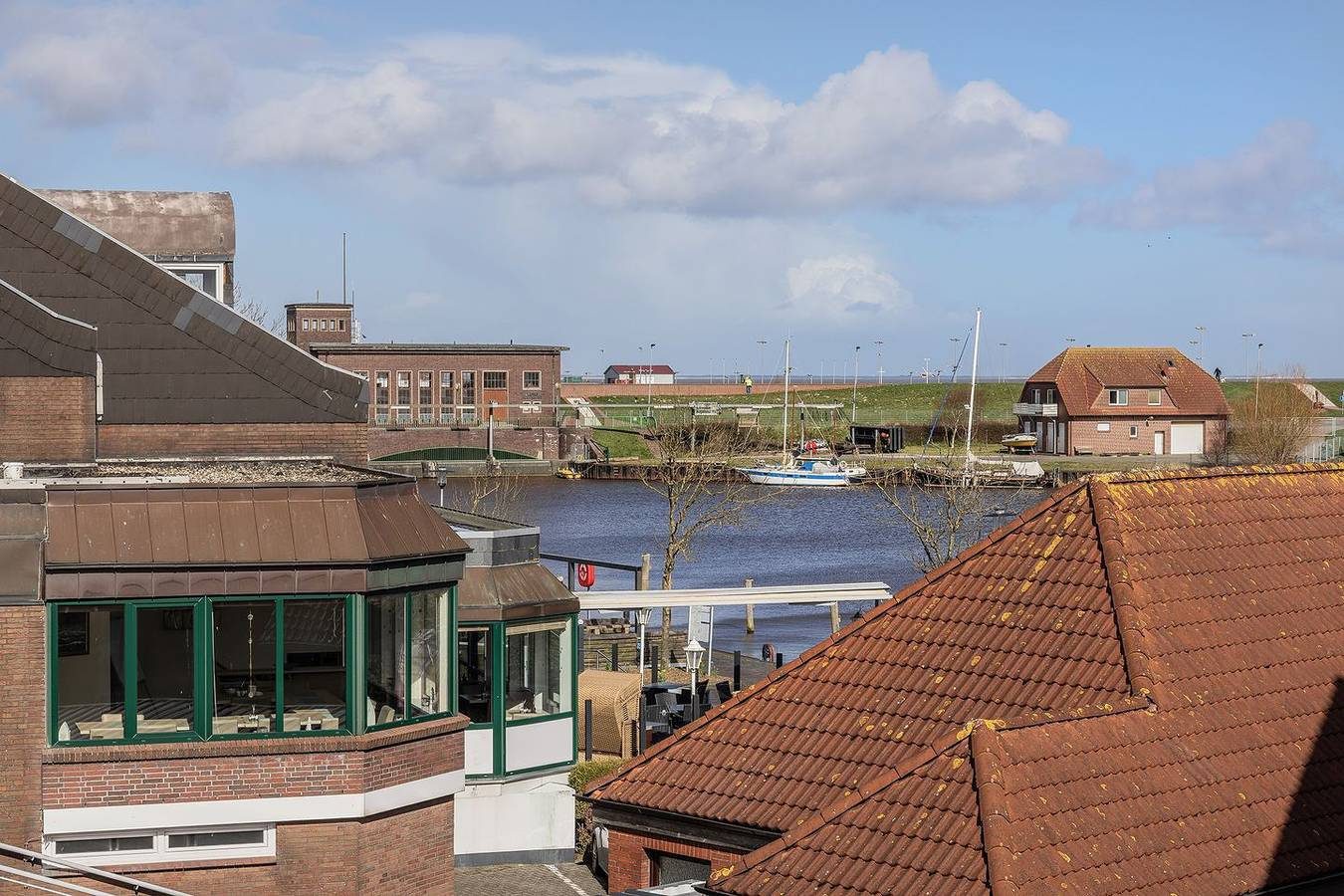 Sensationell in jeder Hinsicht:
Die Obergeschosswohnung mit ihren 60qm hat ein gemütliches Ambiente, bei guter Sicht einen großartigen Blick bis zu den Inseln Wangerooge und Spiekeroog. — Bild 2