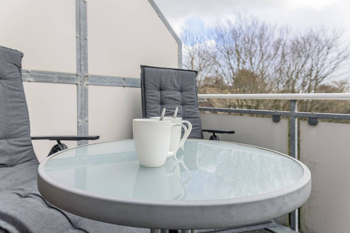 Sensationell in jeder Hinsicht:
Die Obergeschosswohnung mit ihren 60qm hat ein gemütliches Ambiente, bei guter Sicht einen großartigen Blick bis zu den Inseln Wangerooge und Spiekeroog. — Bild 3