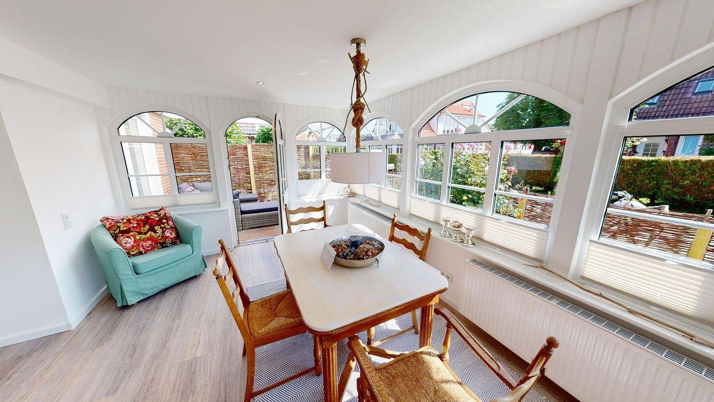 Die frisch renovierte Ferienwohnung 'Vörn' im Meedebhus für 2 Personen und Ihren Hund
überrascht mit einem wunderschönen Wintergarten und einem Kamin für gemütliche Stunden. — Bild 3