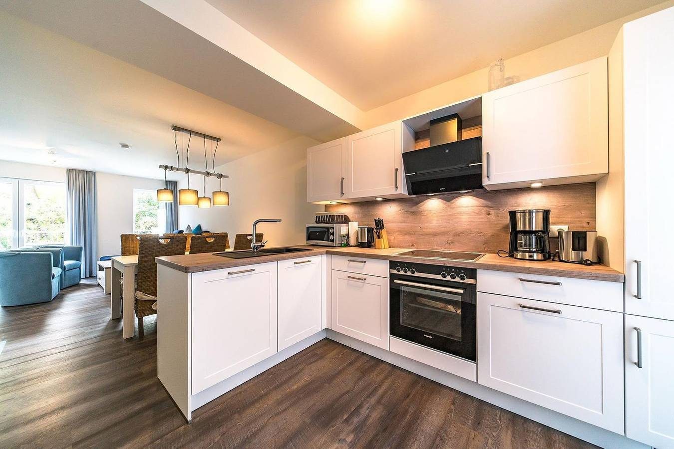 Tolles Ferienhaus mit Sauna, Kamin, Terrasse am Wasserlauf und Balkon zum Deich — Bild 3