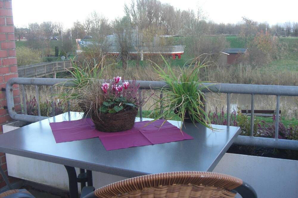 Blickrichtung Nordsee und Deichlandschaft, sonniger Balkon, Fahrräder inkl. — Bild 2