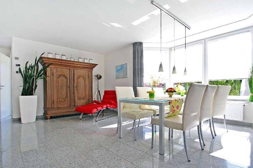 Moderne helle Ferienwohnung mit Kamin und Terrasse