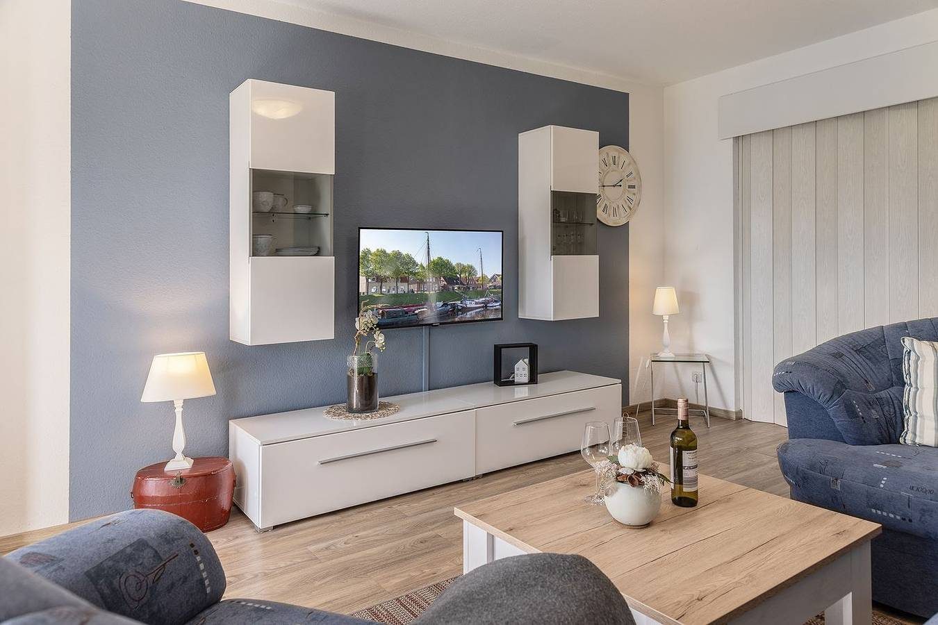 Vollends auf Bequemlichkeit aus: Die Erdgeschosswohnung mit ihren ca. 60 qm brilliert durch das komfortable Interieur und die schöne Terrasse. Ferner liegt sie direkt am Yachthafen, in dem zahlreiche Segelschiffe und Motoryachten während der Sommersa — Bild 4