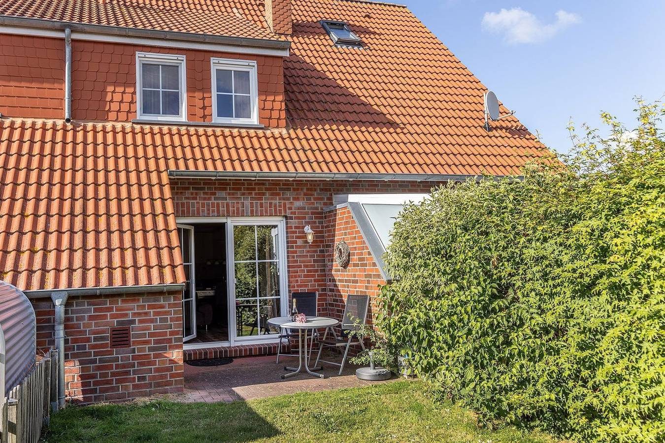 Dieses  Reihenmittelhaus besticht mit seiner freundlichen Einrichtung. Auf ca. 62 qm haben 4 Personen und 1 Kleinkind genügend Platz..