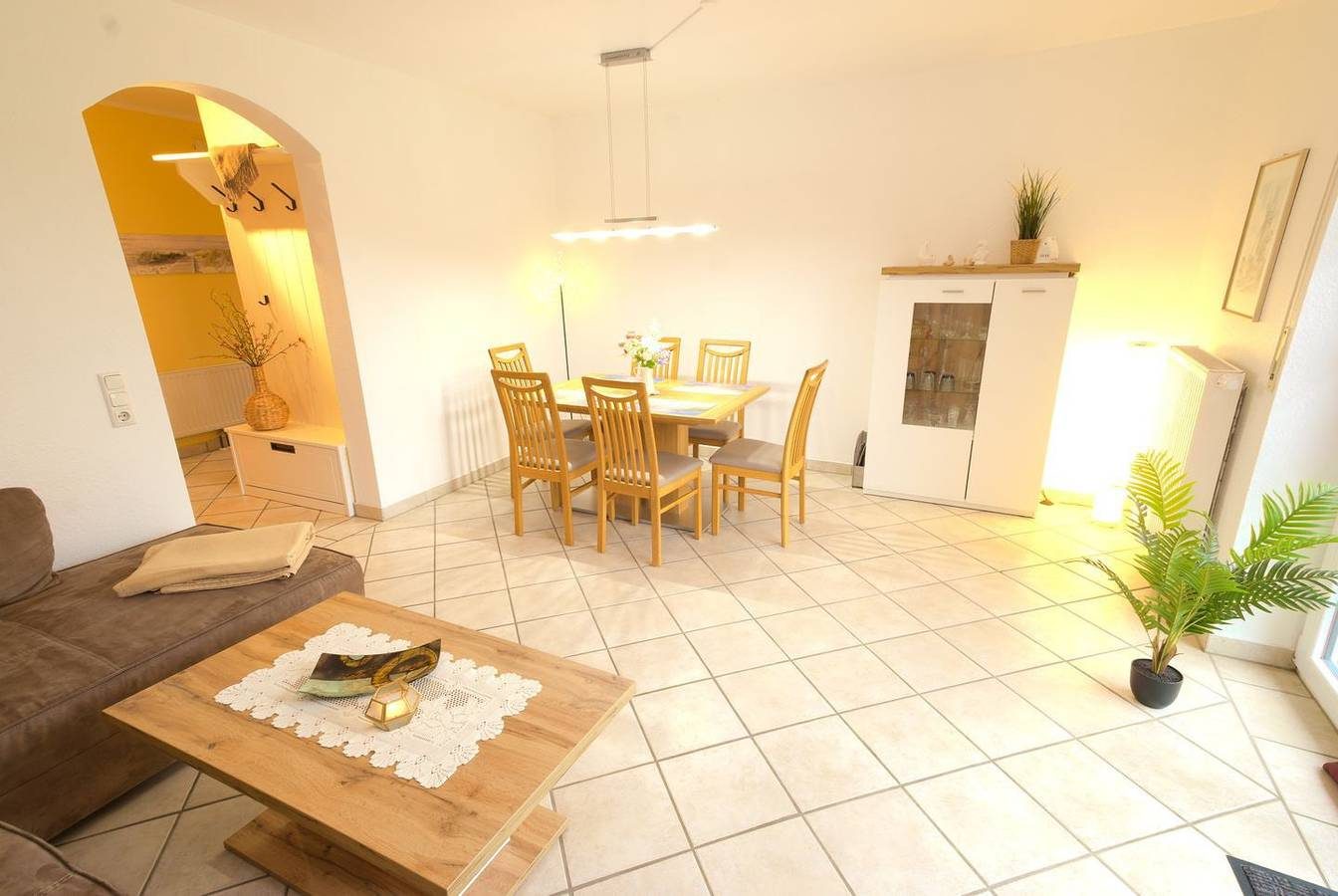 Geräumige Ferienhaushälfte in Strandnähe mit Terrasse und Parkplatz. — Bild 2