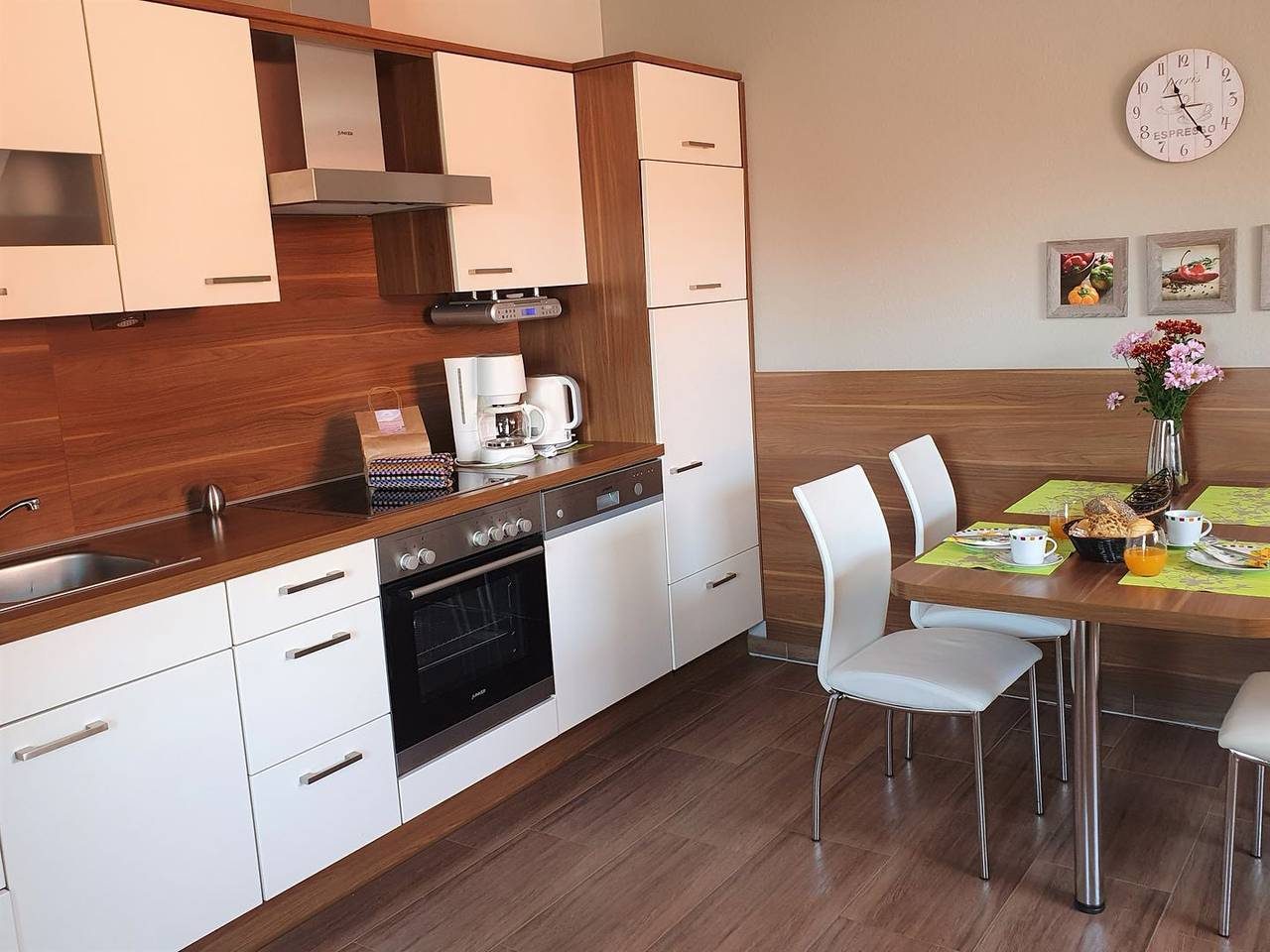 moderne Ferienwohnung zentral in Norddeich für bis 4 Pers. + Baby - 2 Badezimmer — Bild 3