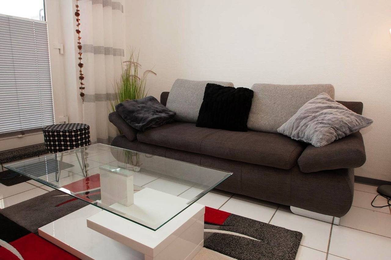 Die niedliche Ferienwohnung mit ihren 42 qm bietet Raum für 2 Erwachsene und 1 Kleinkind. Zudem ist sie sehr lichtdurchflutet und hat einen reizenden Freisitz vor dem Eingang. — Bild 4