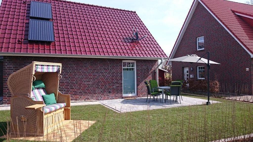 Schönes Ferienhaus (75qm) für 4 Personen mit Garten und Privatstrand am Badesee