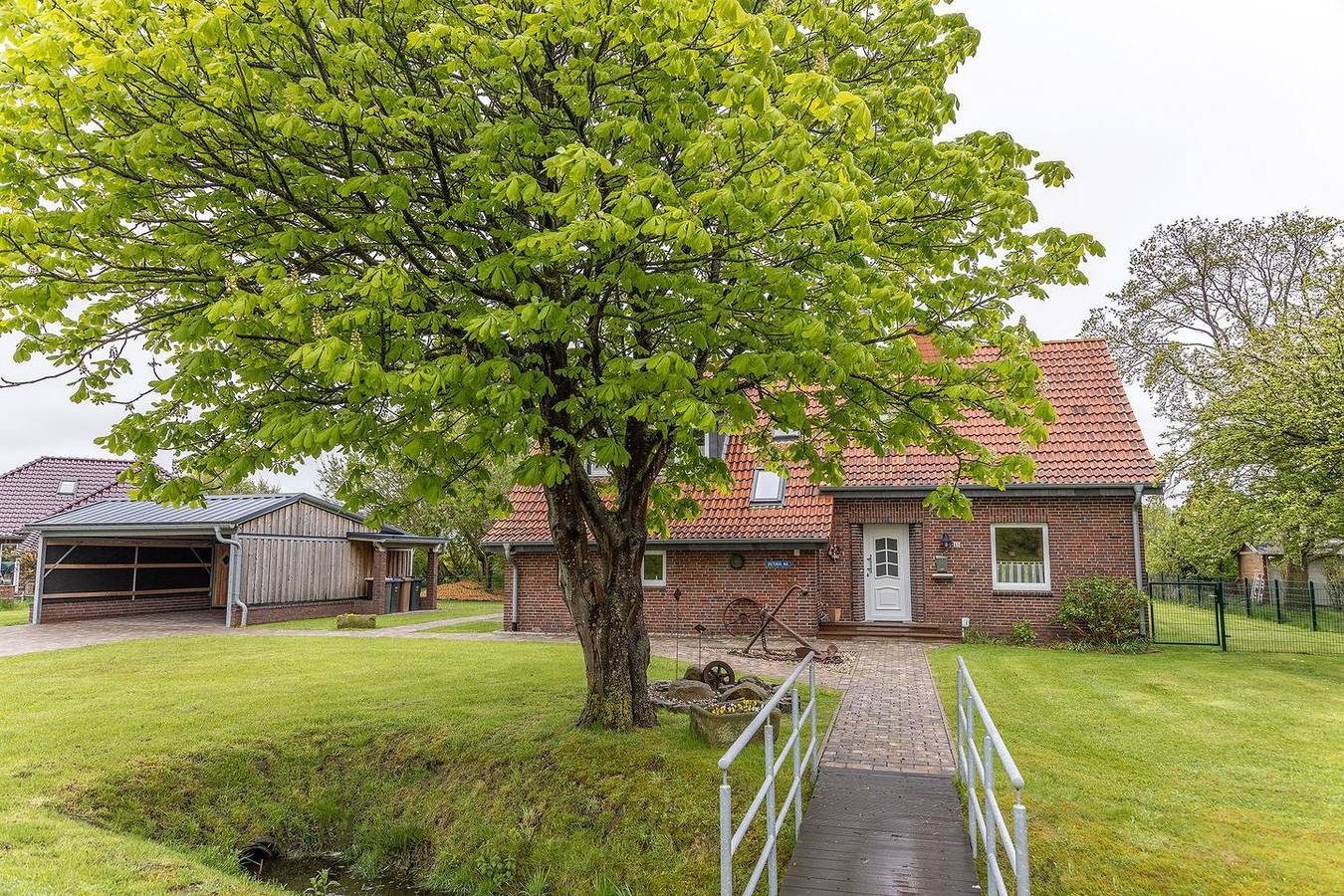 Geschichtsträchtiges Haus sowie historischer Ort: Die urgemütliche und neu renovierte Doppelhaushälfte ist ein ehemaliges Landarbeiterhaus und steht in einer denkwürdigen Gegend. Denn die Goldene Linie entstand im 17. Jahrhundert als Grenze zwischen  — Bild 2