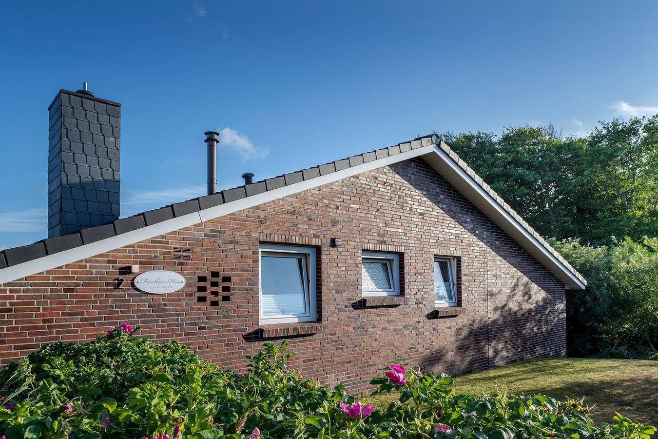 Das Fischer'S Hus liegt idyllisch im Grünen am Langeooger Ortsrand.... — Bild 3
