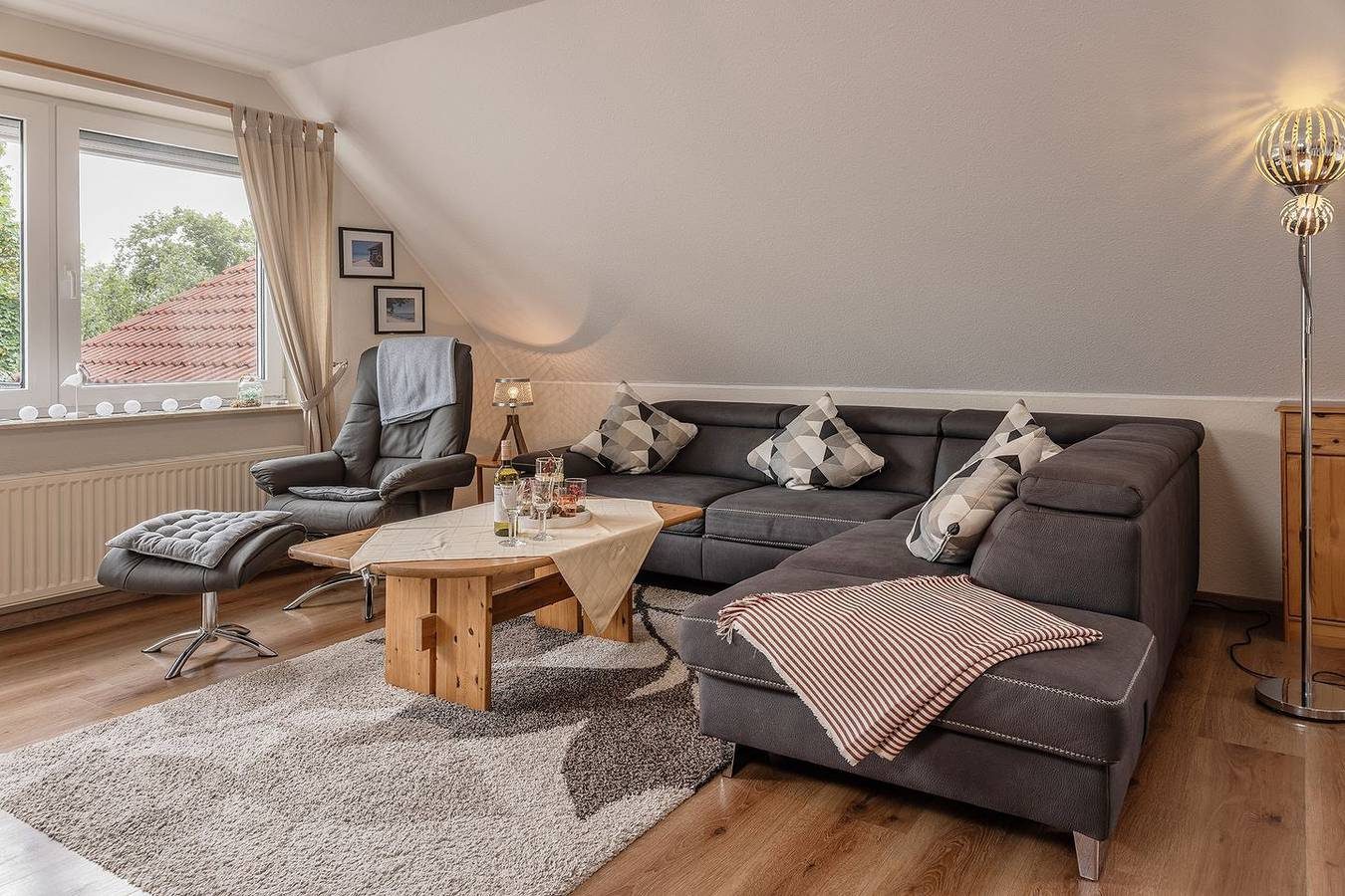 Sensationell in jeglicher Hinsicht: Die Obergeschosswohnung bietet für 2 bis 3 Personen ein gemütliches Ambiente und gleichzeitig bei guter Sicht einen tollen Blick bis zu den Inseln Wangerooge und Spiekeroog. Außerdem liegt das Feriendomizil direkt  — Bild 5