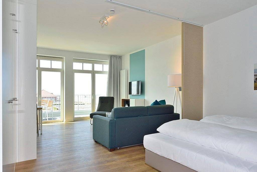 Modernes Apartment an der See mit Westbalkon, Meerblick und Saunabereich im Haus — Bild 5