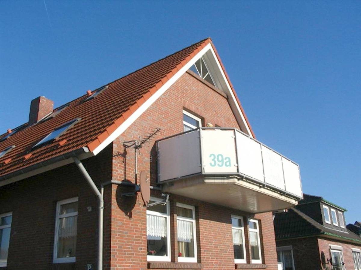 Die niedliche Ferienwohnung mit ihren 42 qm bietet Raum für 2 Erwachsene und 1 Kleinkind. Zudem ist sie sehr lichtdurchflutet und hat einen reizenden Freisitz vor dem Eingang. — Bild 2
