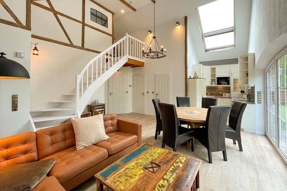 Exklusives Luxus-Ferienhaus direkt am Wasser mit 5 Sternen im ostfriesischen Amb