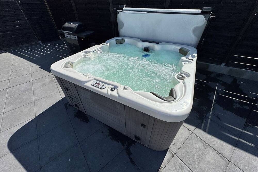 Entspannen Sie sich im Pool, Whirlpool, Sauna oder im holzbefeuerten Hottub. — Bild 4