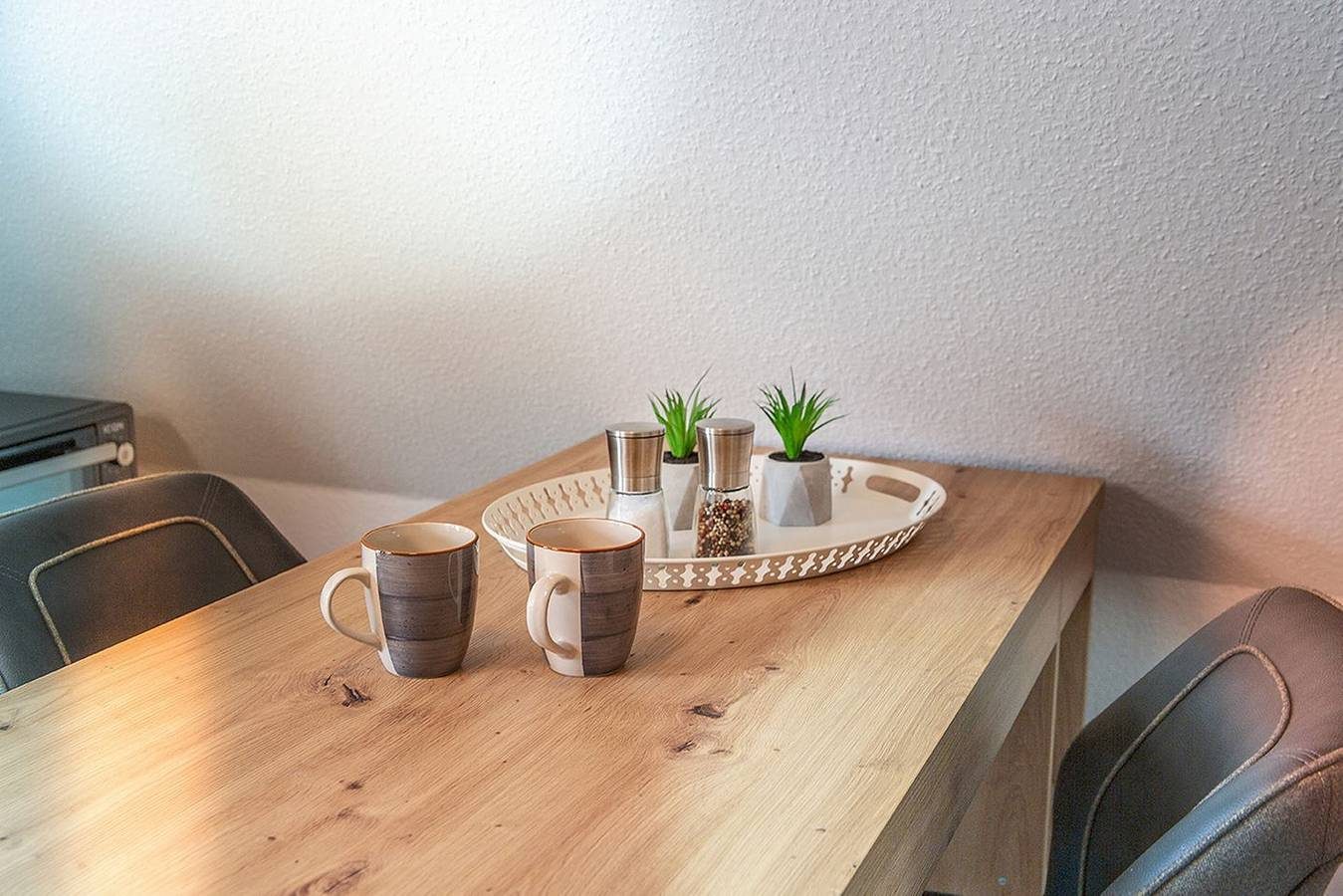 Lauschigkeit pur: Die freundliche Og-Wohnung (mit separatem Eingang) wurde 2021 neu renoviert. — Bild 3