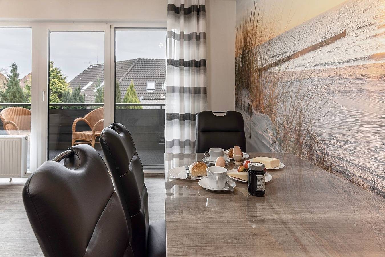 Klein, aber total romantisch: Auf ca. 45 qm bietet diese gemütlich eingerichtete Ferienwohnung viel "Platz" für Zweisamkeit und auf dem kleinen Balkon lassen sich beinahe die Gestirne vom Himmel holen. — Bild 3