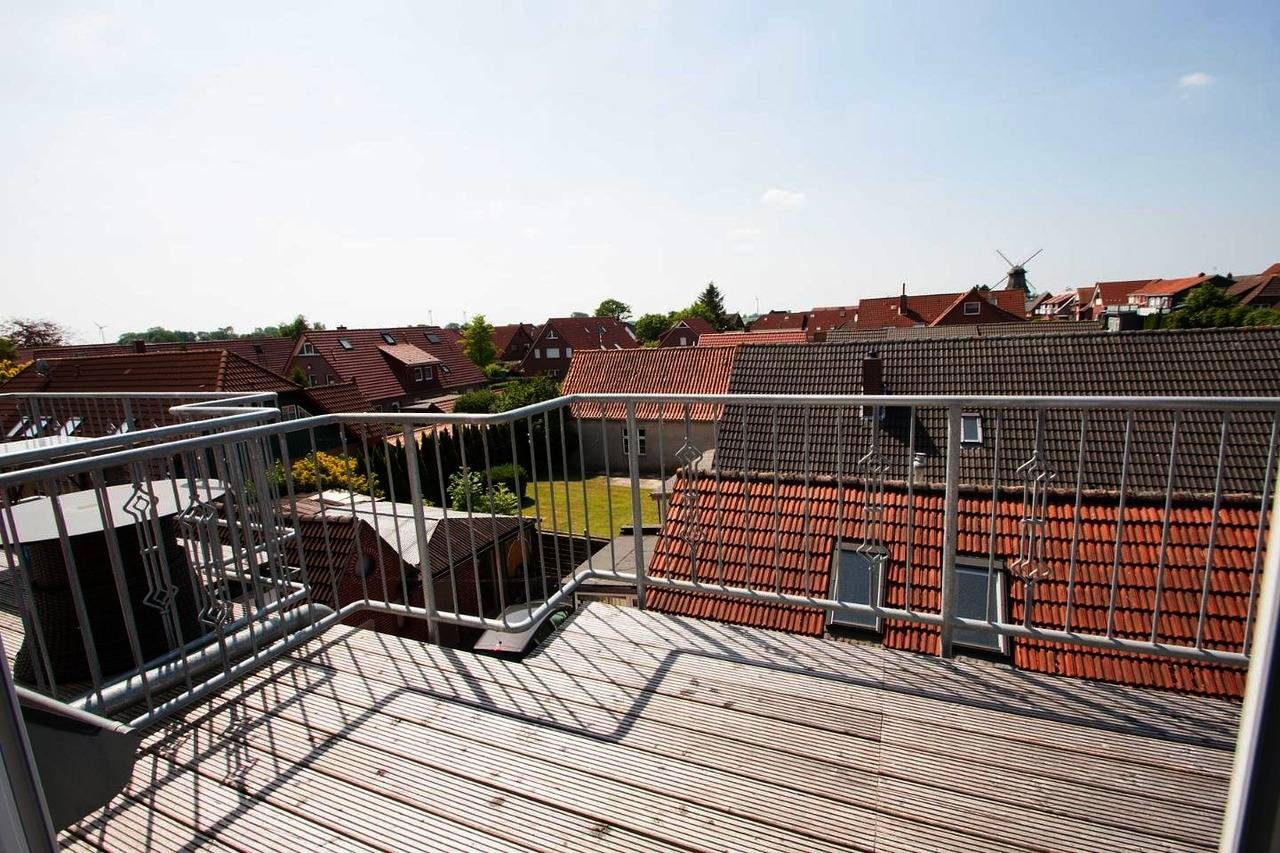 Harmonisch und zeitgemäß: Die gemütliche und im April 2017 fertiggestellte Obergeschosswohnung mit ihren ca. 52 qm hält für 2 Erwachsene und 1 Kleinkind eine großartige Urlaubsherberge bereit. Auf dem modenen Balkon kann man den Sonnenuntergang genie — Bild 2