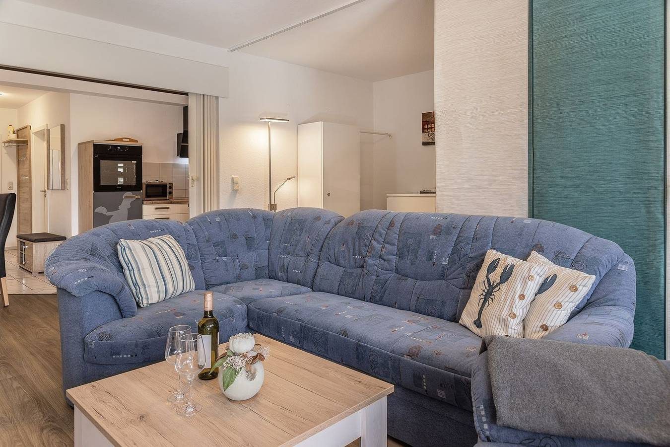 Vollends auf Bequemlichkeit aus: Die Erdgeschosswohnung mit ihren ca. 60 qm brilliert durch das komfortable Interieur und die schöne Terrasse. Ferner liegt sie direkt am Yachthafen, in dem zahlreiche Segelschiffe und Motoryachten während der Sommersa — Bild 3