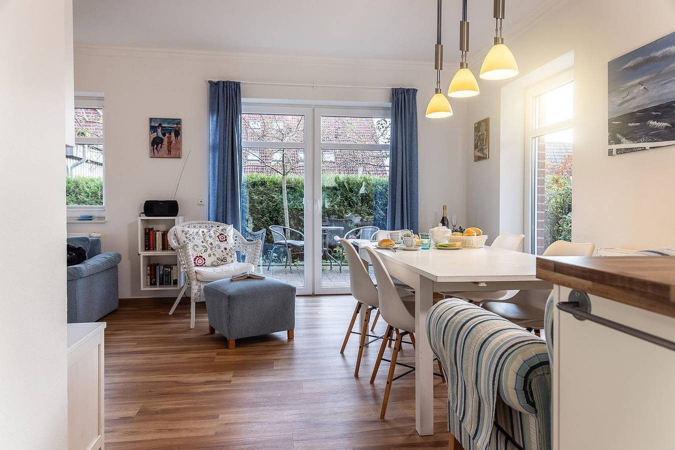 Stress adé: Dieses 2015 fertiggestellte, behindertenfreundliche Ferienhaus liegt an der Kurpromenade, dem besten und schönsten 
Weg direkt zum Meer. Auf 2 Terrassen und einem Balkon mit Blick auf die Harle kann man das Sonnenbaden genießen. — Bild 3