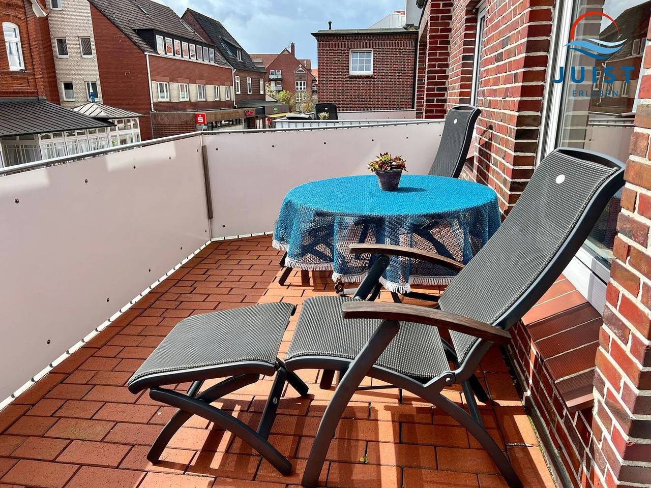 Farbenfroh gestaltete Ferienwohnung im Zentrum, ideal für Paare, mit Südbalkon — Bild 2