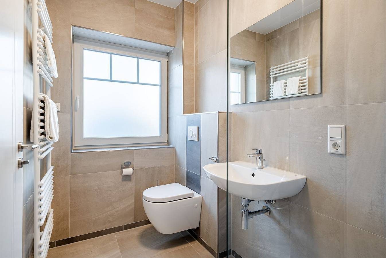 Moderne Erdgeschosswohnung am Hafen: Lichtdurchflutetes Wohnen mit Komfort — Bild 4