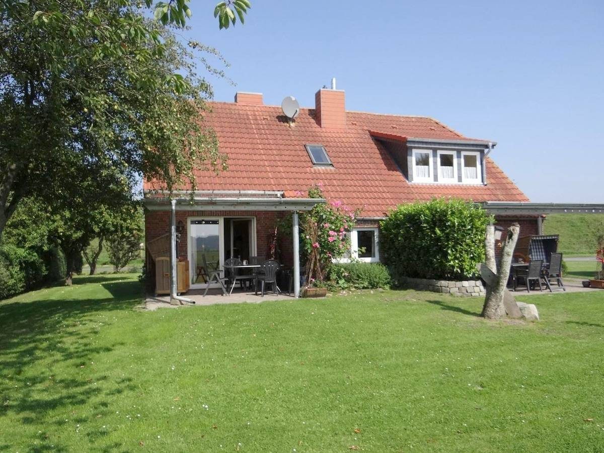 Sowohl das Haus als auch der Ort sind geschichtsträchtig: Die urgemütliche Doppelhaushälfte ist ein ehemaliges Landarbeiterhaus und steht in einer bedeutungsvollen Gegend. Denn die Goldene Linie entstand im 17. Jahrhundert als Grenze zwischen dem Für