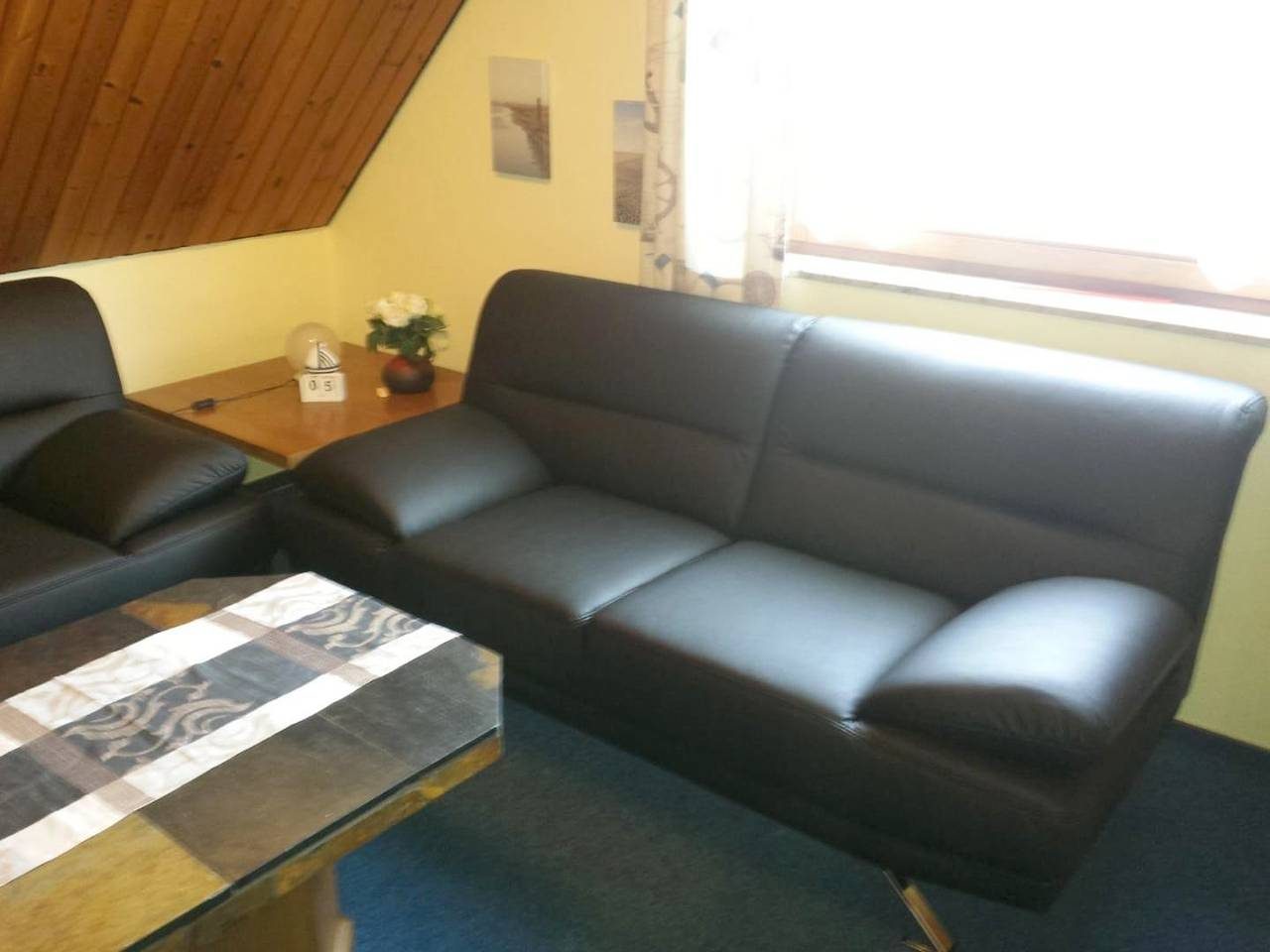 Einfach mal alle Viere von sich strecken und den Urlaub genießen: Die Obergeschosswohnung hält für die 4 bis 5 Personen alles bereit, was man braucht. Auch eine windgeschützte Sitzecke im Garten gehört zum Urlaubsdomizil. — Bild 3