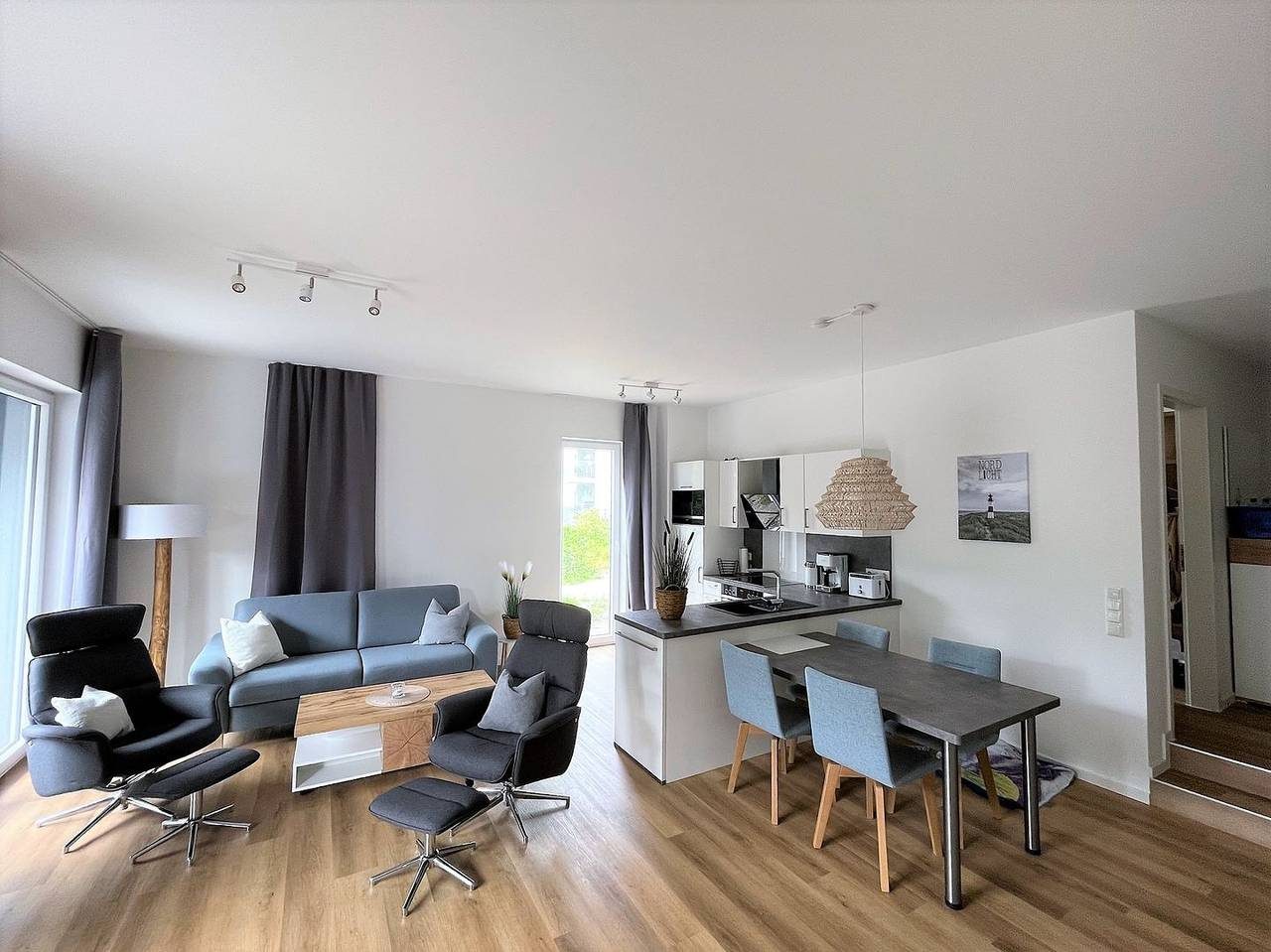 Moderne Ferienwohnung, Erdgeschoss, Sauna, großer Balkon, strandnah — Bild 2