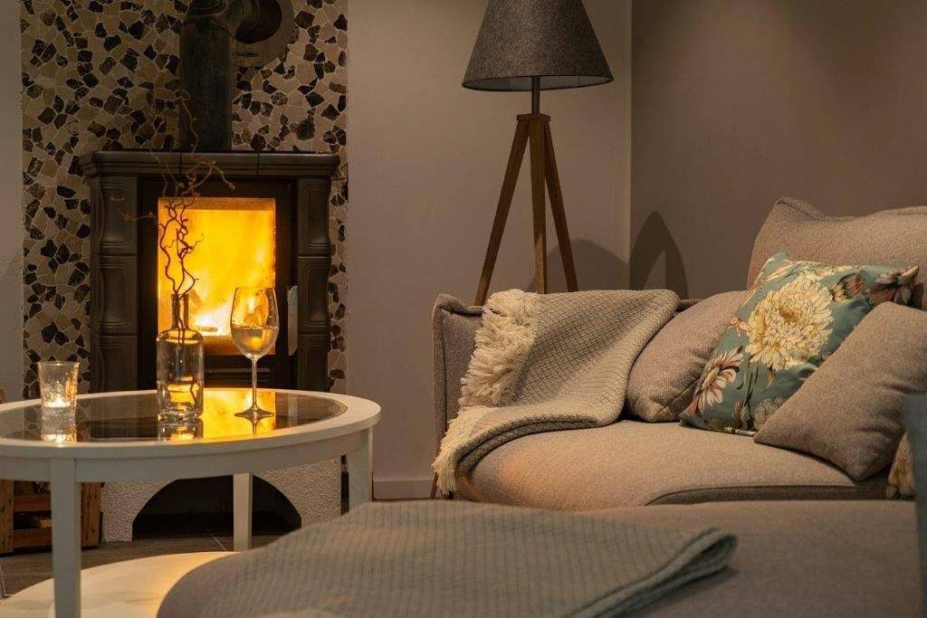 Die frisch renovierte Ferienwohnung 'Vörn' im Meedebhus für 2 Personen und Ihren Hund
überrascht mit einem wunderschönen Wintergarten und einem Kamin für gemütliche Stunden. — Bild 4