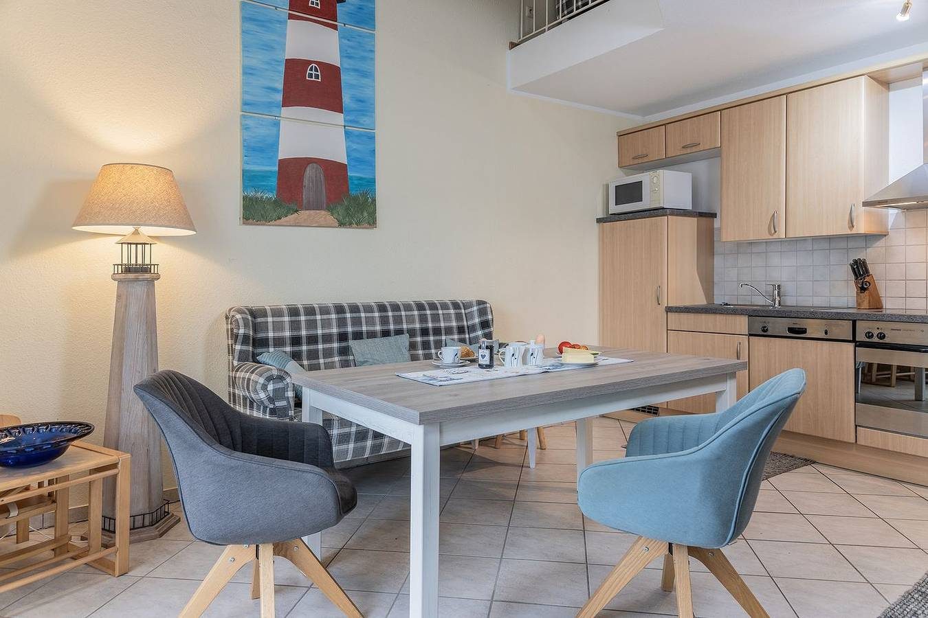 Hochwertig und hell: Die Obergeschosswohnung besticht durch die erlesene und geschmackvolle Raumgestaltung. Zudem verfügt sie über eine kleine Galerie mit Sitzgelegenheit und Balkon. — Bild 4