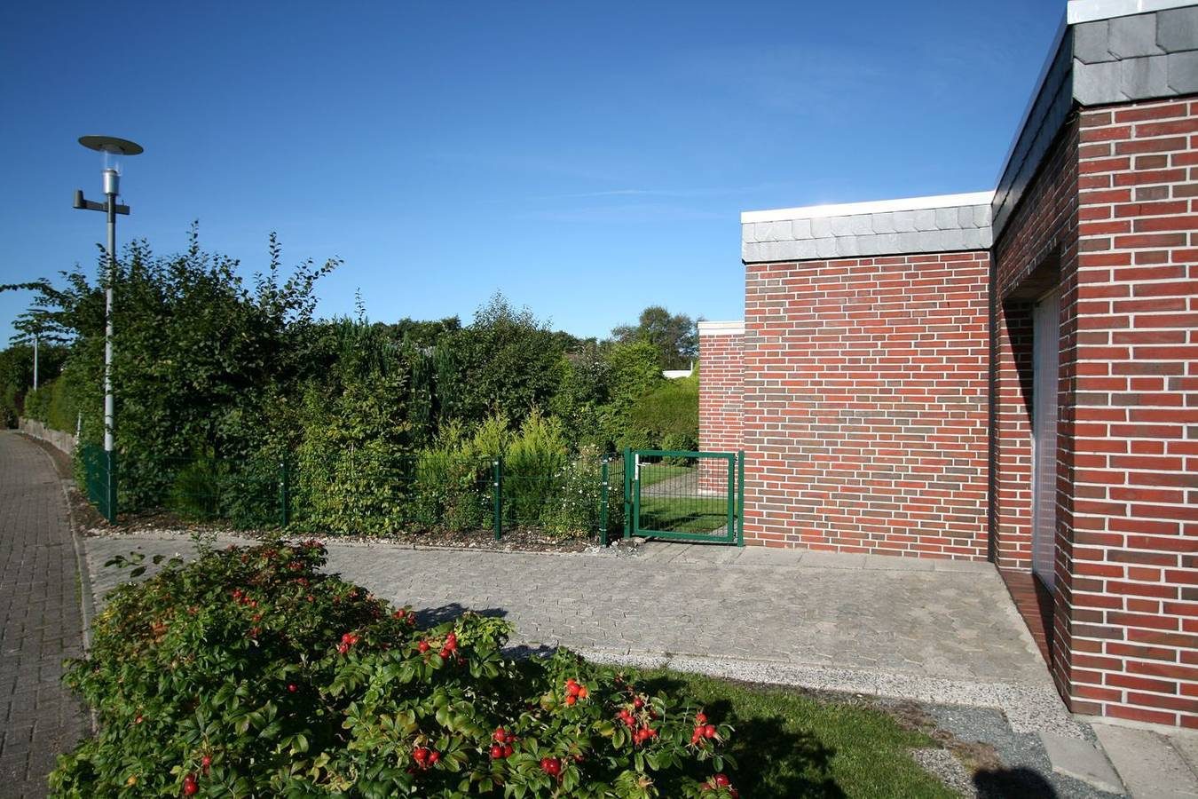 strandnaher Bungalow in Norddeich, Platz auf 65 m² für bis zu 4 Pers. — Bild 2
