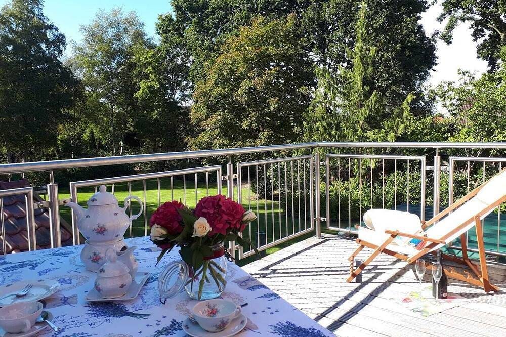 Helle freundliche Ferienwohnung mit geräumigen Balkon zu vermieten — Bild 2