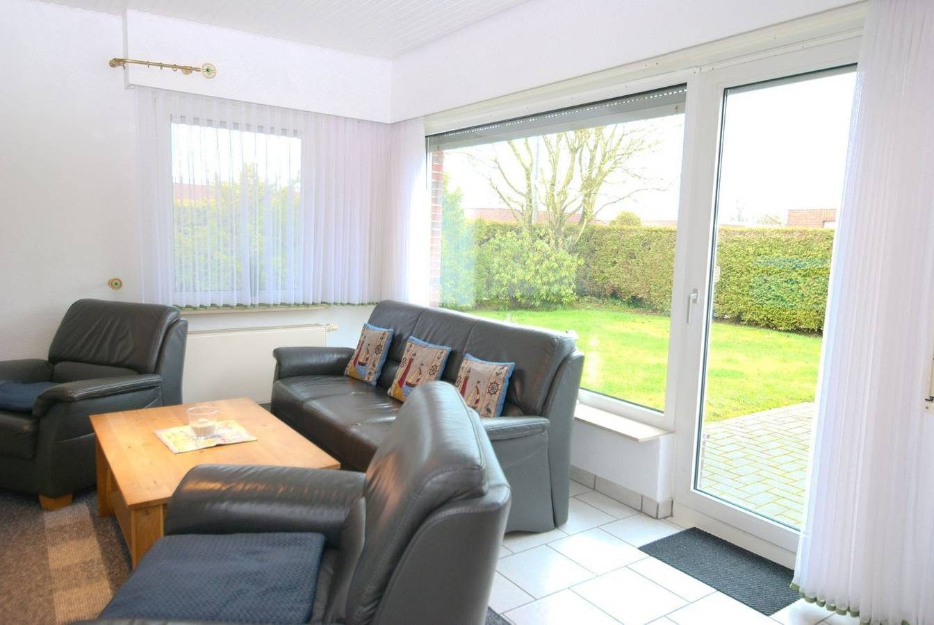 Strandnaher Ferienbungalow in Norddeich mit eingezäuntem Garten und Strandkorb. — Bild 2